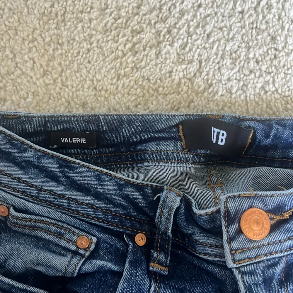 Så snygga lågmidjade bootcut jeans från LTB, modell valerie. Använda ett par gånger men inget som syns. Storlek 25/30 och passar mig som är xs/s. Jeans & Byxor.