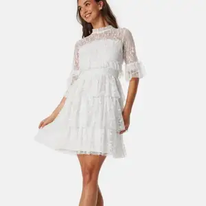 Jättefin spets klänning från Bubbleroom i storlek 40 (M). Ny med prislapparna kvar!