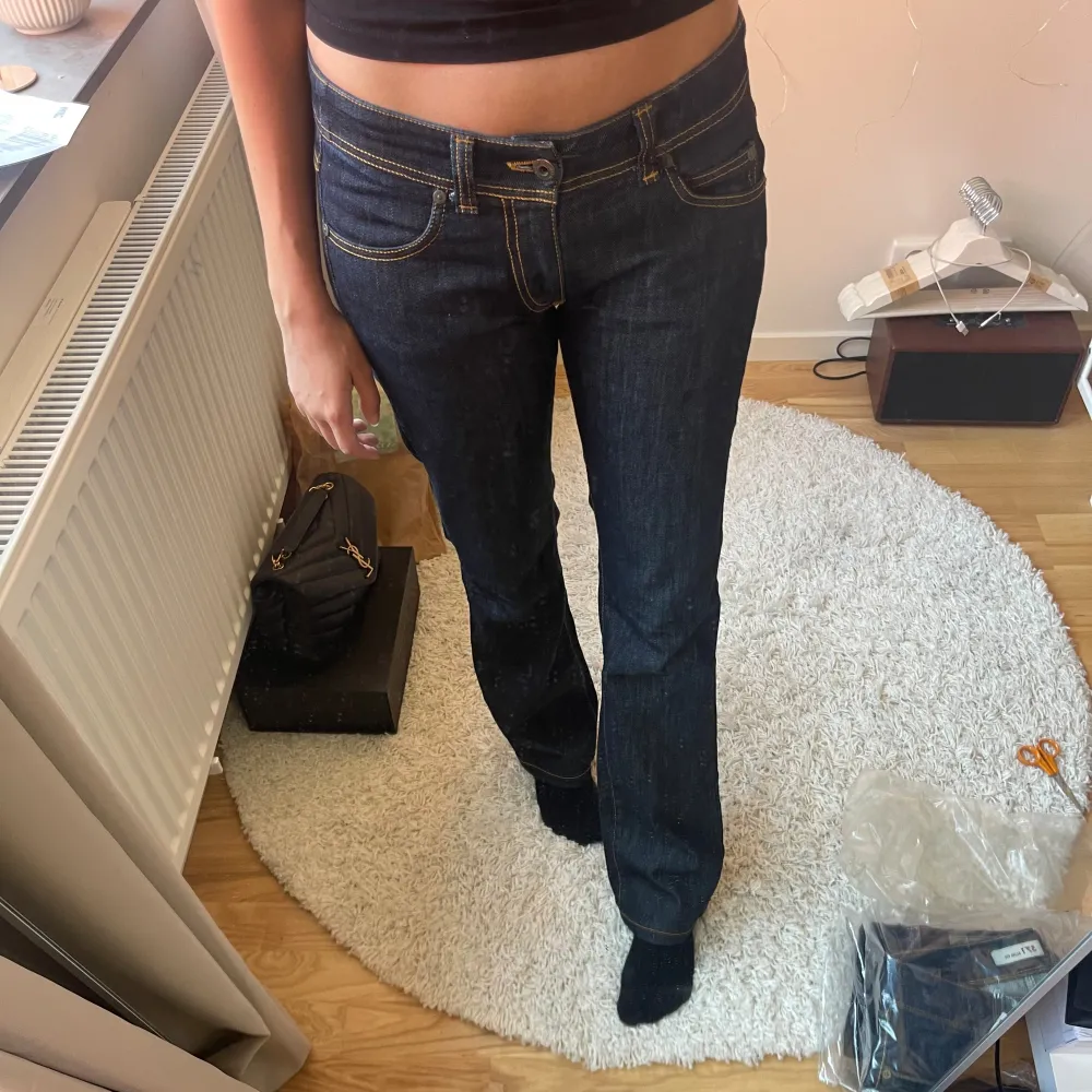 Vintage lågmidjade bootcut jeans! ❤️ Midjemått 78cm Innerbenslängd 86cm. Jeans & Byxor.
