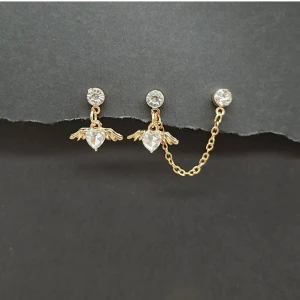 Handgjorda örhängen  - Handgjorda örhängen●Följ :@ekjewelryofficial🤲 ● 💎Material- 18k guldpläterad metall och zirconia ●Örhängeskrokar -Hypoallergen metall. Nickel fri. Längd -2cm. 