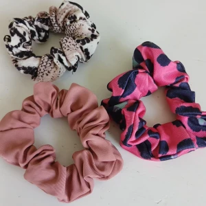 Hår accessoar - 3 st scrunchies, helt oanvända. Ganska små 30 kronor för alla 3.