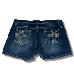 Shorts - Ett par jättefina miss me liknande shorts som inte kommer till användning då de är för stora på mig. Inga defekter. Skriv om du har några funderingar!