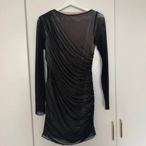 Zara klänning - Superfin och elegant klänning från Zara. Använd 1 gång och därför i superbra skick. Säljer då jag sällan klär upp mig och den kommer därmed aldrig till användning🩷