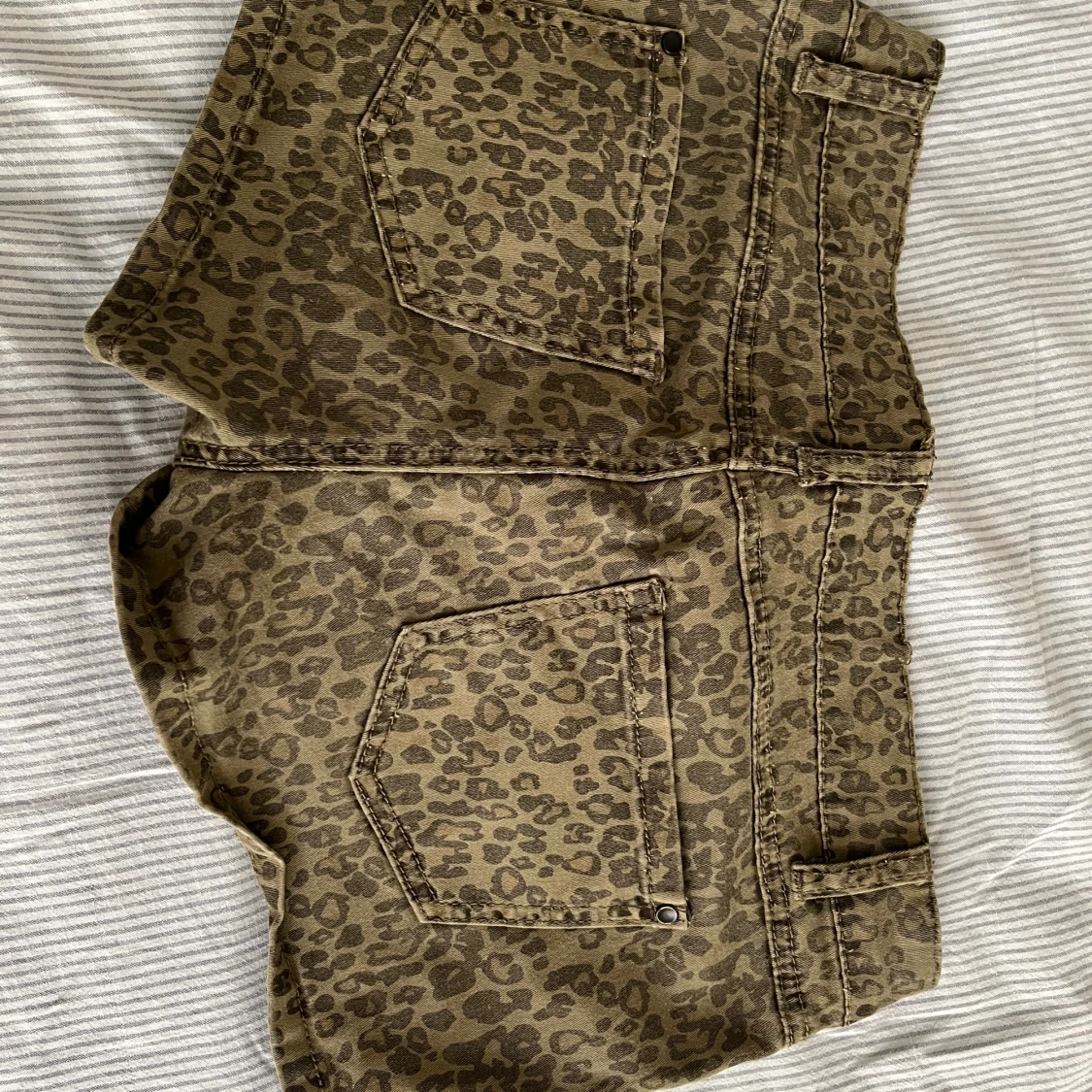 Leopardmönstrade shorts  - 90