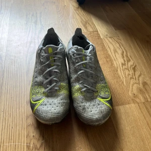 Mercurial Vapor 14  - Okej skick 5/10  Använda rätt mycket, lite slitage i hälen på vänster lite missfärgat på grund av konstgräs.