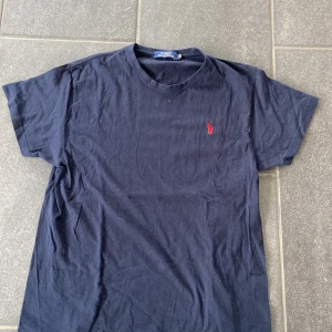 Ralph lauren t shirt  - Fin Ralph lauren t shirt i bra skick i str xs. Hör av dig vid eventuella frågor eller funderingar.
