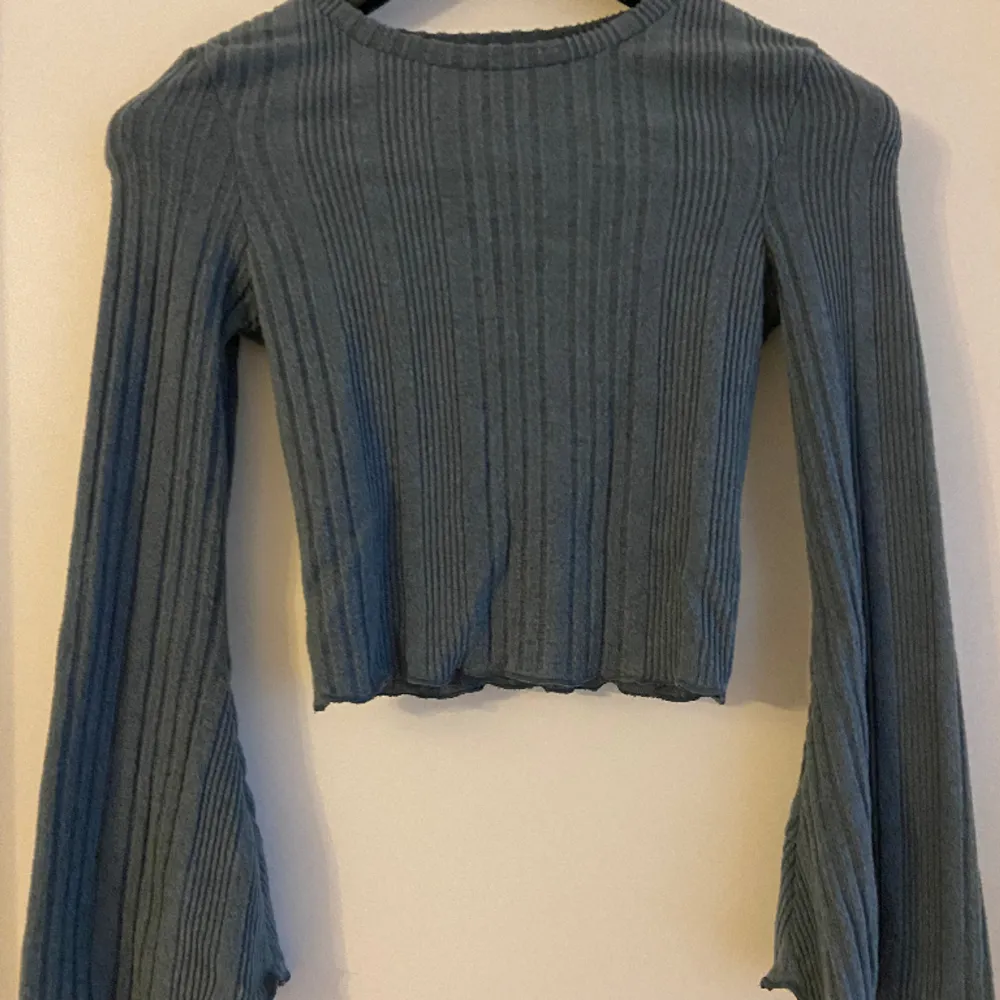 Storlek: xs Från SHEIN  Supermysig blå tröja som sitter bra. Använd ett fåtal gånger Säljer på grund av garderobsbyte  . Tröjor & Koftor.