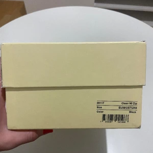 Axel Arigato skor storlek 39 - Som ny Storlek 39, men skulle säga att de passar 40 också. Jag bor i Upplands Vösby. 