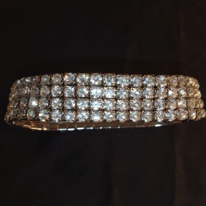 Strass Armband . Nytt från Glitter. Silverfärgat. - Resår så sitter fint på armen,Nyinkommet iår. Nypris 179 kr. Så halva priset låter väl rimligt,Skriv vid frågor el dylikt. Avhämtning ev mötas upp. Skickar bjuder på Porto kostnad INTE REKOMENDERAT         OBS.... MVH
