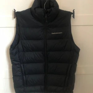 Peak väst - En riktigt snygg blå peakväst som endast är använd nåra få gånger, Inge defekter alls och den passar perfekt till sommaren. Riktigt bra pris då den är i ny skick. Nypris=1800. Priset är inte hugget i sten så hör av er. Byten funkar också.