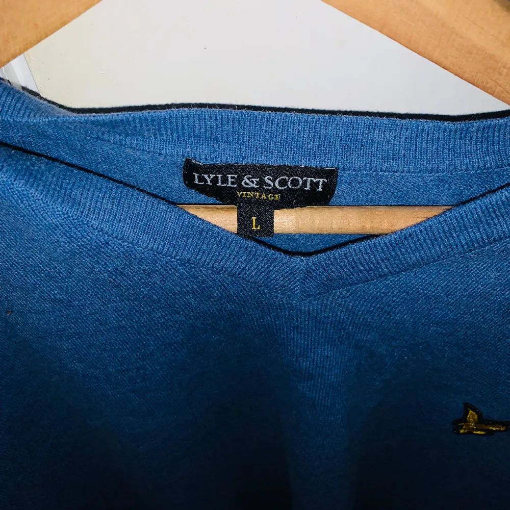 Säljer en fet Lyle and scott stickad tröja då jag inte använder den, Storlek L men passar M, perfekt skick, bara att kontakta vid funderingar, pris kan diskuteras 🤝. Stickat.