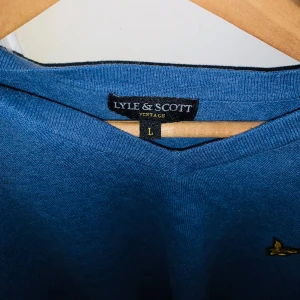 Lyle and Scott Vintage tröja - Säljer en fet Lyle and scott stickad tröja då jag inte använder den, Storlek L men passar M, perfekt skick, bara att kontakta vid funderingar, pris kan diskuteras 🤝
