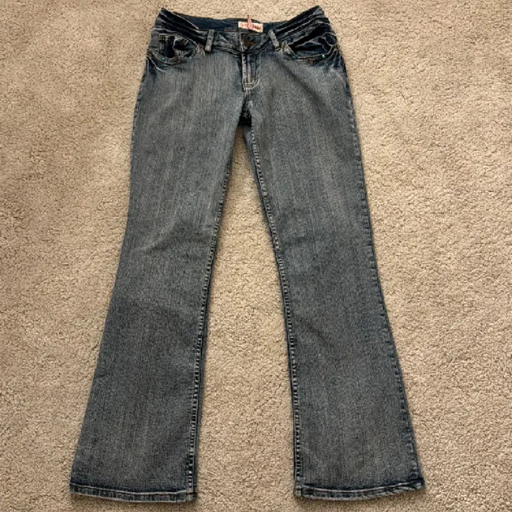Säljer nu dom här skitsnygga jeansen från Tokyo Rose med snygga detaljer , passar mig perfekt som är 1,60 och brukar ha 26/32 eller 34/36 i jeans. Köpte här på plick för 600🩷 . Jeans & Byxor.