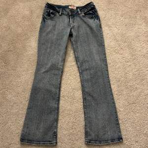 Säljer nu dom här skitsnygga jeansen från Tokyo Rose med snygga detaljer , passar mig perfekt som är 1,60 och brukar ha 26/32 eller 34/36 i jeans. Köpte här på plick för 600🩷 