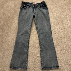 Tokyo Rose Jeans  - Säljer nu dom här skitsnygga jeansen från Tokyo Rose med snygga detaljer , passar mig perfekt som är 1,60 och brukar ha 26/32 eller 34/36 i jeans. Köpte här på plick för 600🩷 