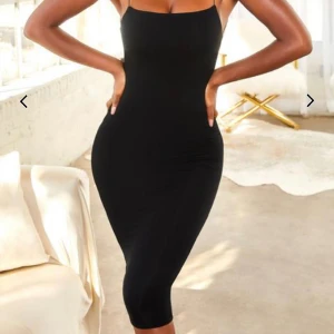 Svart klänning från Ohpolly  - Helt ny klänning med prislapp på från ohpolly, super snygg på och passar till allt. Storlek 6 