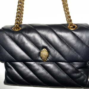 Kurt Geiger väska  - Säljer min jätte fina nya Kurt Geiger väska då den inte har kommit till användning. Köpt i new york och den har inga repor eller märken eller något tecken på användning💕. Inte den minsta modellen!!Originalpris ca 3000