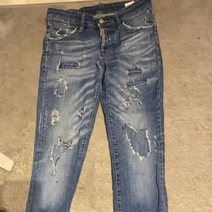 Desquard jeans  Har ett hål i skrevet  Annars bra skick  OBS: vet inte om dom är äkta men ganska säker på att dom är annars är det en sjuk bra kopia 