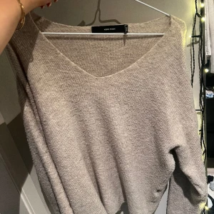 Veromoda tröja  - Säljer denna fina Veromoda tröja som är v-ringad 💓