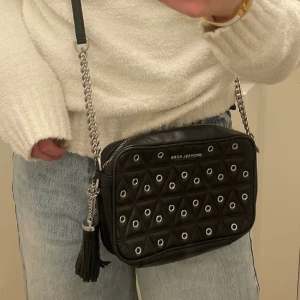 Äkta Michael kors väska  - Svart Michael kors väska med silver ditaljer. Helt oanvänd. Kan skicka fler bilder av väskan privat om någon önskar! :)