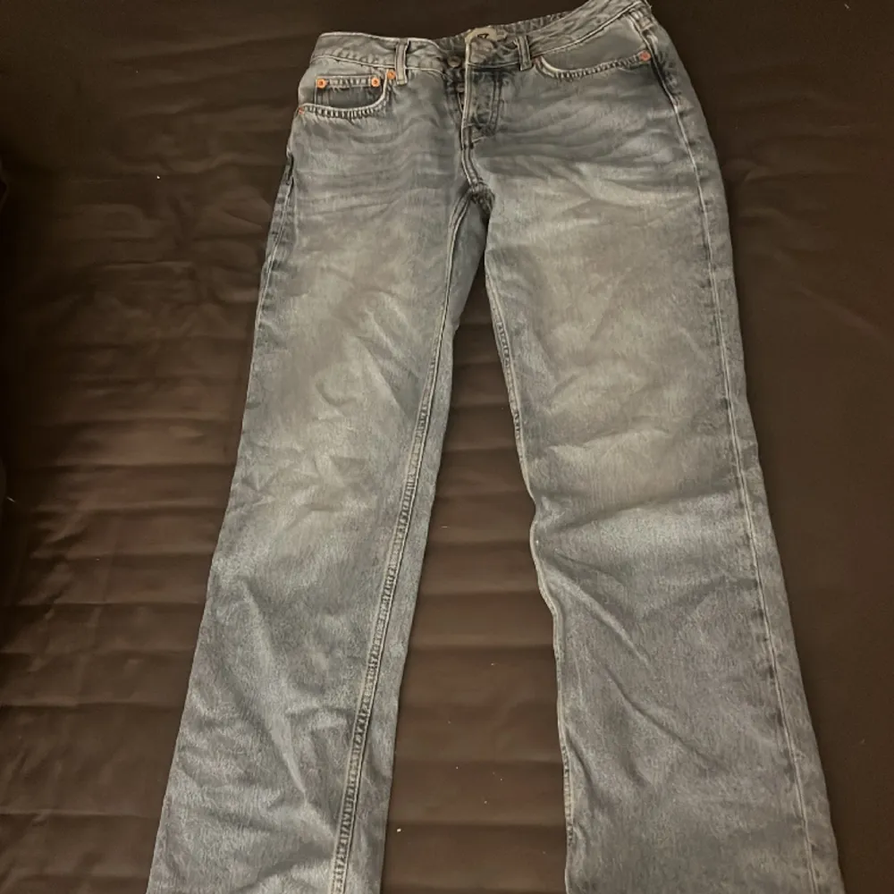 Säljer dessa lågmidjade ljusblå jeans då dom inte kommer till användning hos mig använda ett fåtal gånger så sprillans nytt skick . Jeans & Byxor.