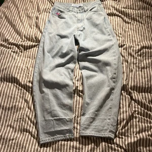 Light blue polar Big boys - Säljer mina ljusblå polar big boys som jag har köpt här på plick  i ljusblått som är i bra skick den har ett sträck på bakre sidan av byxan där nere som jag tror går bort i tvätten.