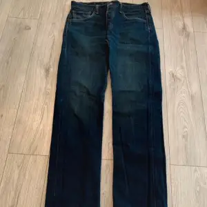 Levis 501 straight fit jeans som är som nya, de är i onesize men passar XS-M, Supersnygg färg!  Väljer du postnord som frakt alternativ så skickas byxorna samma dag som du köper dom