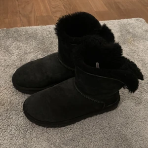 Svarta UGGs - UGGs skor i storlek 37, snygga under vinter/vår. De är i ett fint skick men en söm har släppt i bak, meddela för fler frågor 