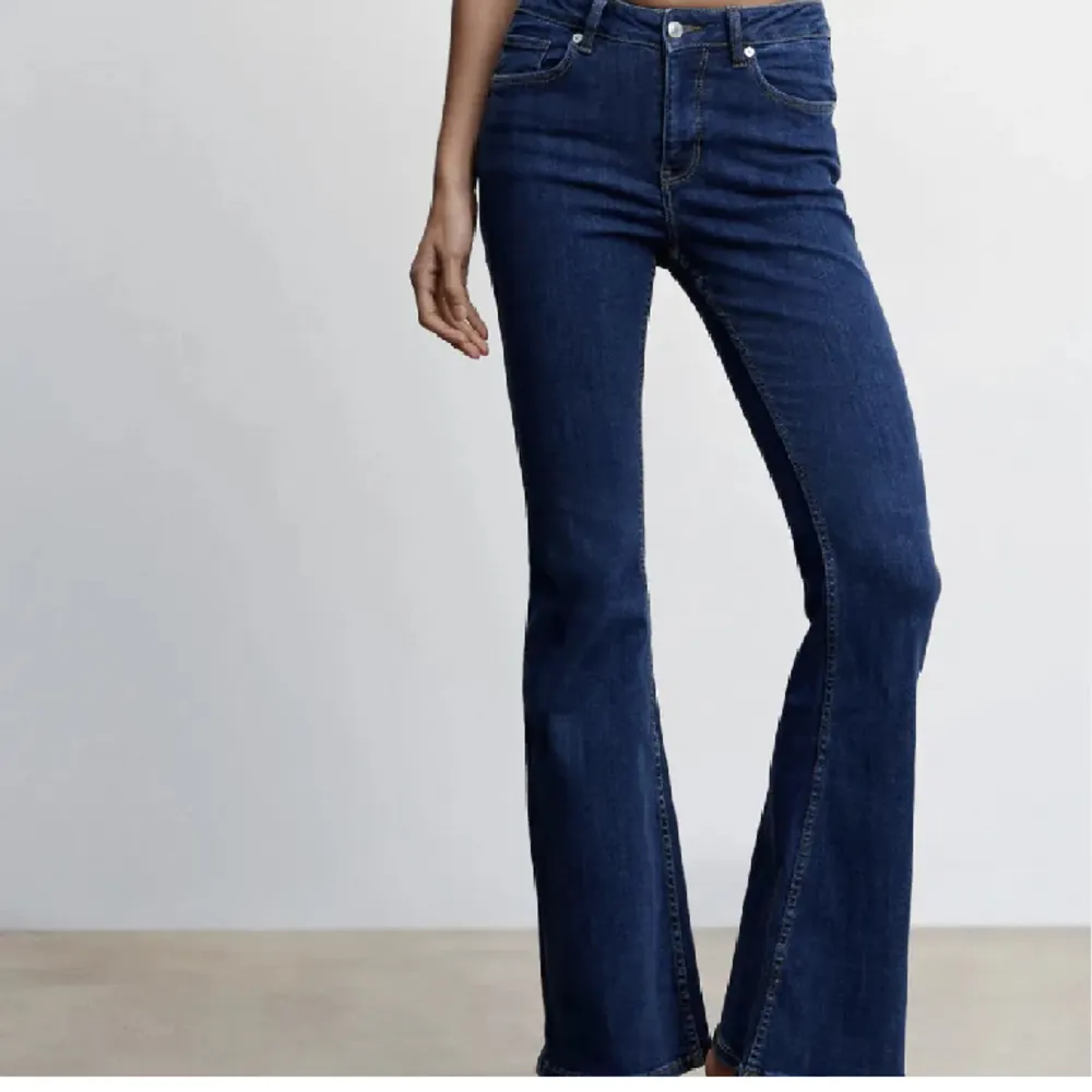 Säljer galet snygga midwaist utsvängda jeans!!. Jeans & Byxor.