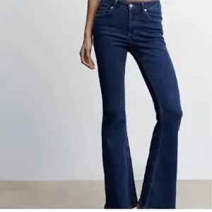 Säljer galet snygga midwaist utsvängda jeans!!