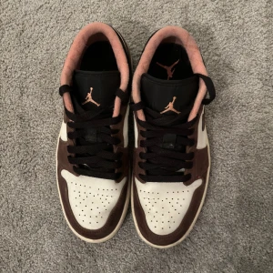 Jordan 1 low mocha - Skor från Jordan i storlek 42 är i ett väldigt fint skick. Jag säljer då jag inte kan ha dem. Nypris 2899kr, meddela för fler frågor :)