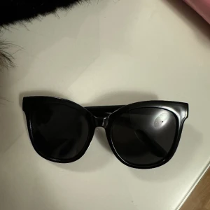 Solisar från glitter! - Svarta cateye relativt stora solisar från glitter, pris kan diskuteras💖