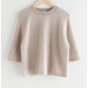 &other stories stickad tröja  - Säljer denna snygga & populära stickade trekvartslånga tröjan från & Other stories i färgen beige. Den är köpt för 699:- och säljer för att den inte kommer t andvändning💕 Vid funderingar eller intresse kan du kontakta mig, svarar så fort ja kan⭐️⭐️