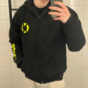 Mc Hoodie med zip från XLMOTO - Oanvänd mc hoodie med zip från XLMOTO. Plats för ryggskydd, armbågsskydd. 