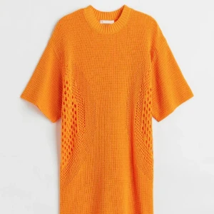 Stickad klänning - Superfin stickad klänning med hålmönstrar på sidorna 🧡