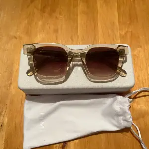 Solglasögon från chimi i färgen ecru modell 04