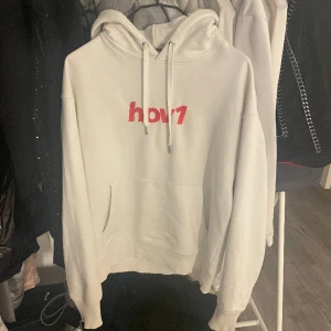 Säljer min Hov1 Hoodie i storlek S då jag inte använder den - Den är i storlek S den e ganska stor i storleken och har en liten fläck på ryggen men som går bort i tvätt tror jag. Pris kan diskuteras 