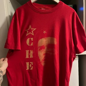 che guevara + guitar hero tisha BUNDLE - BÅDA TISHORNA I ETT PAKET HABIBI