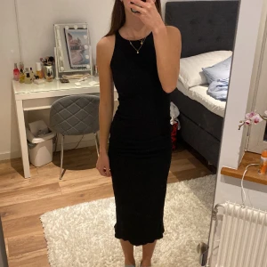 Lång klänning XS - Lång svart klänning från Bershka i storlek XS. Slits i mitten på baksidan.