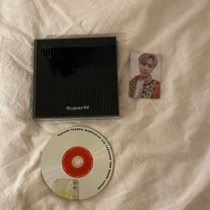 SuperM - SuperM (United version) - Inclusions: photo book, CD, Taemin photocard, poster OBS: postern har små defekter på kanterna  Köpt för: 280 kr  