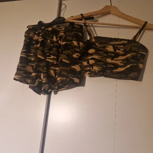 Ett set i militärgrön - Ett fint set i militärgrön. En kort top med ett par shorts. 