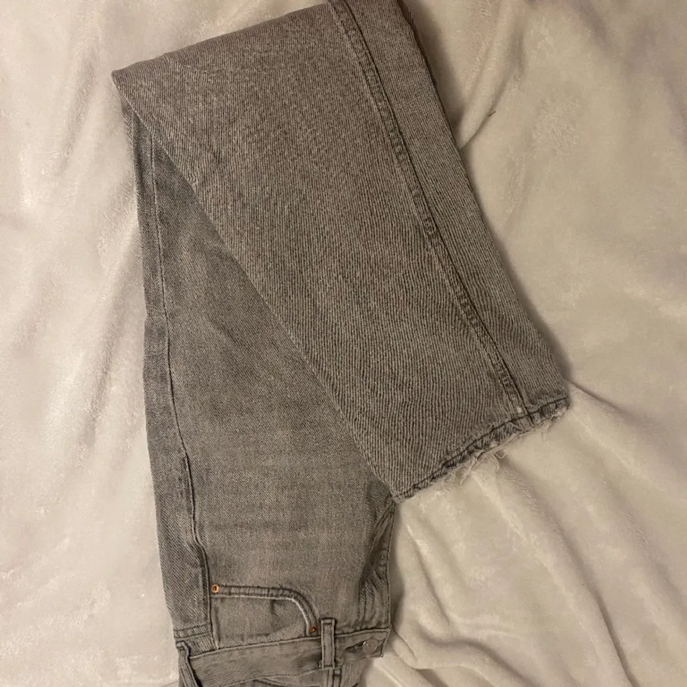 Low waist straight jeans från Gina i färgen grå  Knappt anväda så i nyskick  Nypris 499kr. Jeans & Byxor.