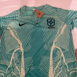 Brasiliansk fotbolls dress - Säljer min brasilianska fotbolls dress pga baggy skick 10/10 hör av er vid ytterligare frågor!