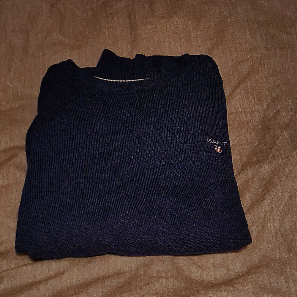 En mörkblå Gant tröja i väldigt bra skick och ändast använd ett par gånger. Säljer pga att den blivit för liten. Kan diskutera pris vid snabb affär!. Hoodies.