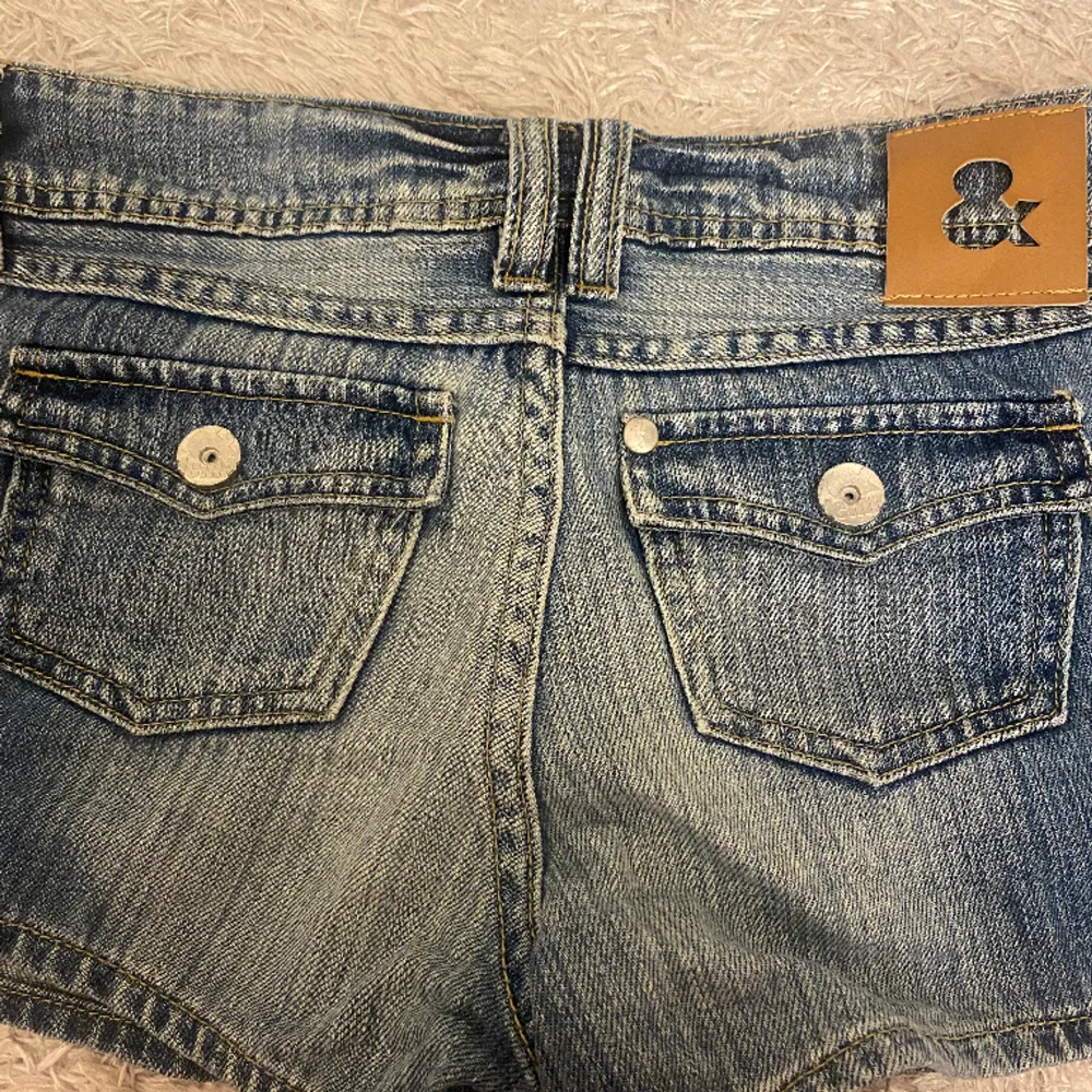 sååå sjukt snygga lågmidjade jeans shorts med knappar där bak💞💞 skriv för frågor osv!! Mått: 37cm rakt över midjan och 23cm längden. Shorts.