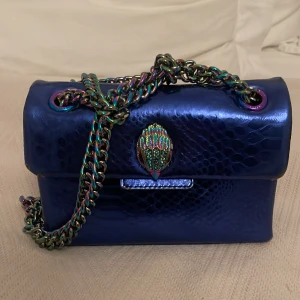 Kurt Geiger väska - Kurt geiger väska som jag köpte fårn Zalando 2021, har inte kommit så mycket till användning, är i ganska bra skick men har några defekter, skriv för fler bilder❤️( nypris 1 900)