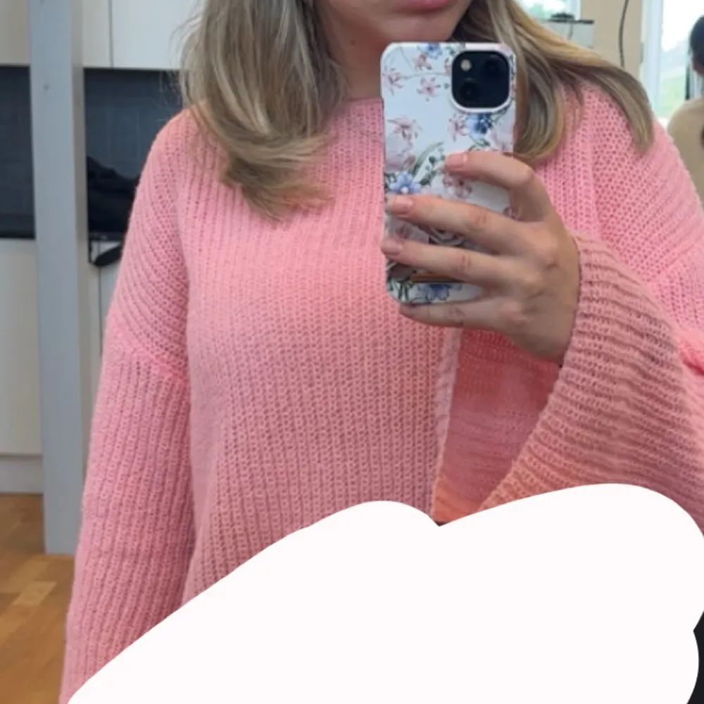 En fin rosa stickad tröja i storlek S. Använt fåtal gånger så i fint skick.  Färgen på tröjan ser olika ut på bilderna men är som på andra bilden i verkligheten!!. Stickat.