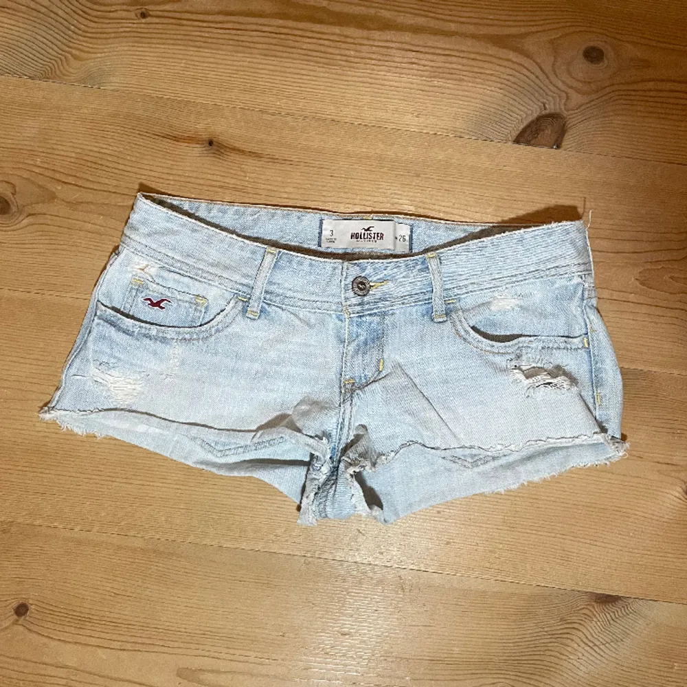 Säljer dessa Lågmidjade jeans då inte kommer till användning💕Perfekt nu till sommaren💕säljer + frakten💕hör av er vid fler frågor💕. Shorts.