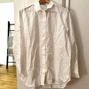 Säljer en helt ny oanvänd skjorta från Ellos!  Den är i storlek 38/40 