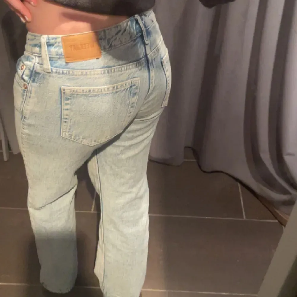 Säljer nu dessa superfina arrow low jeans från weekday💓 Sparsamnt använda så inga defekter alls💗 Kommer tyvärr inte till användning därav säljer jag💓 Nypris 590kr💕Passar mig i längden jag är ish 168. Jeans & Byxor.